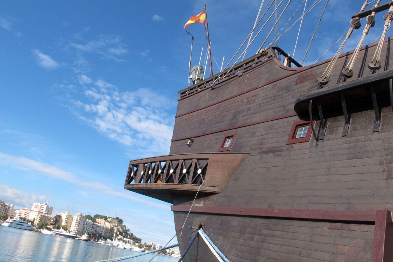 Escolares visitan el Galeón Andalucía en el puerto de Dénia (11)