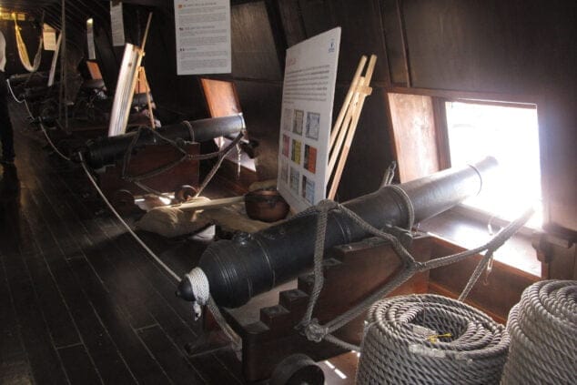 Imagen: Cañones en el interior del Galeón Andalucía en el puerto de Dénia
