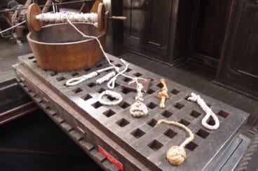 Escolares visitan el Galeón Andalucía en el puerto de Dénia (7)