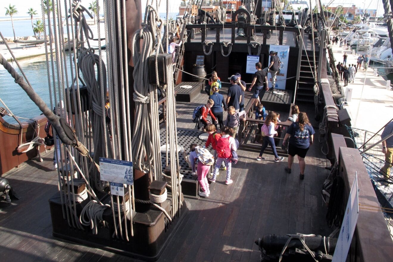 Escolares visitan el Galeón Andalucía en el puerto de Dénia (9)