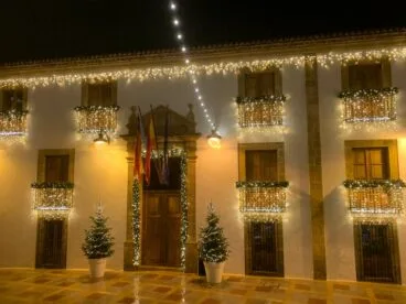 Fachada del Ayuntamiento con el alumbrado navideño