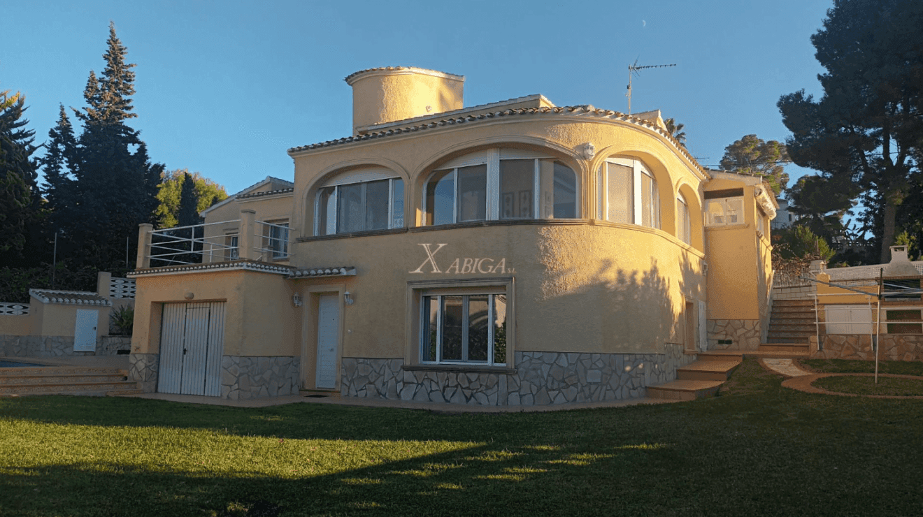 Fachada del chalet de dos plantas en Jávea