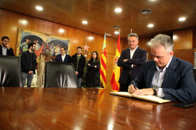 Imagen: Firma del conseller Héctor Illuecas en el Libro de Honor