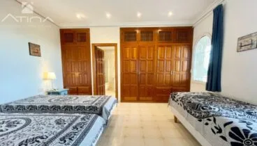 Habitación con diversas camas para invitados