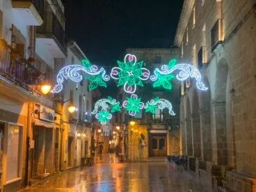 Iluminación navideña en la Plaça de Baix