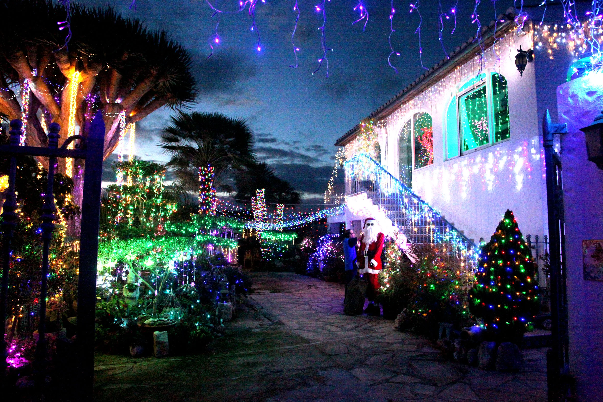 Marcos retoca los detalles de la iluminación navideña de su casa