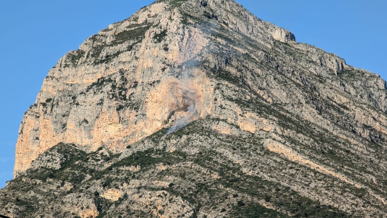 Incendio en el Montgó de Xàbia, bajo la Cova Ampla