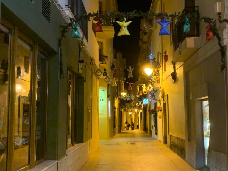 La calle Tossal de Baix con adornos de Navidad