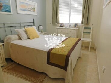 Luminoso dormitorio doble con cama de matrimonio