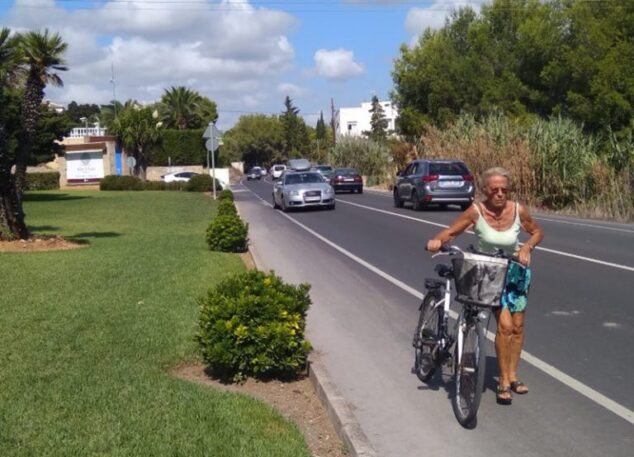 Image: Pedestrian driving along the Carretera del Portitxol