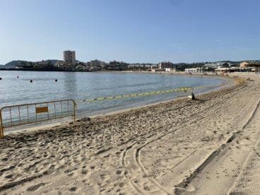 Perimetro cerrado de la playa del Arenal por rotura del emisario