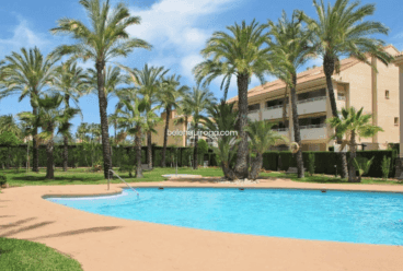 Piscina comunitaria en forma de laguna