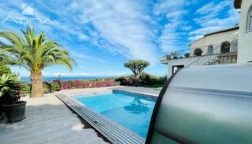Piscina cubierta y climatizada con vistas