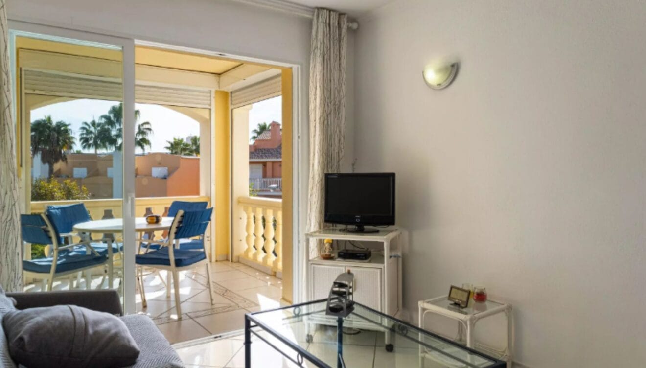 Salón-comedor con acceso al balcón cubierto