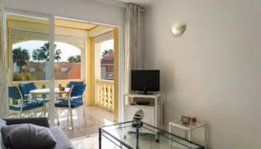 Salón-comedor con acceso al balcón cubierto