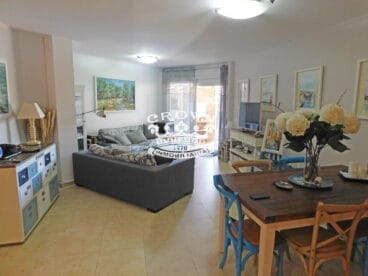 Salón con zona de estar y acceso a terraza