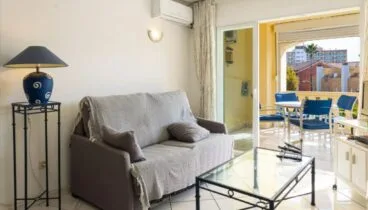 Salón equipado con mobiliaio para relajarse y ver la TV