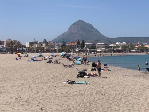 Imagen: Turistas en la playa del Arenal