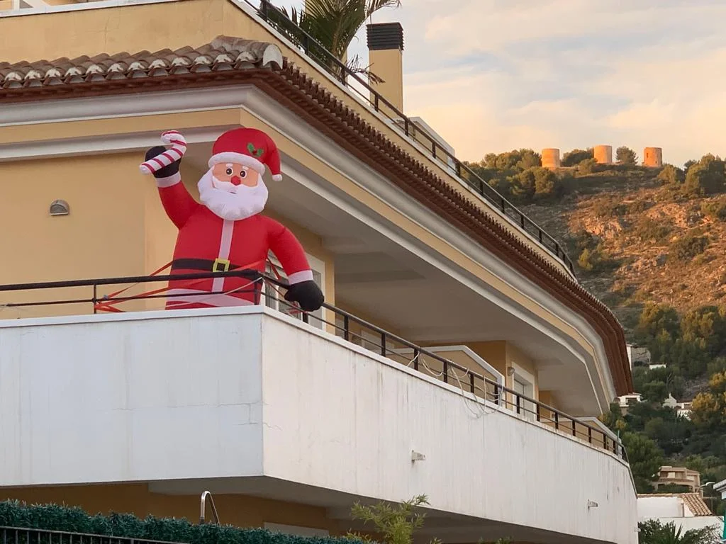 Un gran Papá Noel preside el balcón de una casa