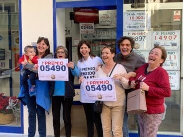 Vecinas de Xàbia celebran que el Gordo haya caído en Xàbia