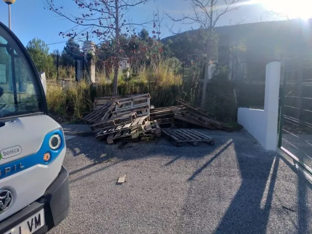 Imagen: Vertido de palés en el punto verde de Umbría
