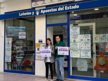 Víctor y Paula con el número del Primer Premio del Sorteo de Navidad