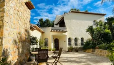 Villa con diversas zonas de descanso al aire libre