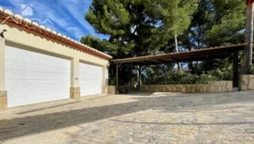 Villa con garaje privado
