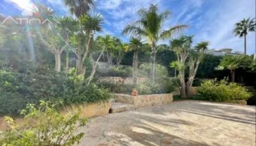 Villa repleta de jardines y zonas verdes