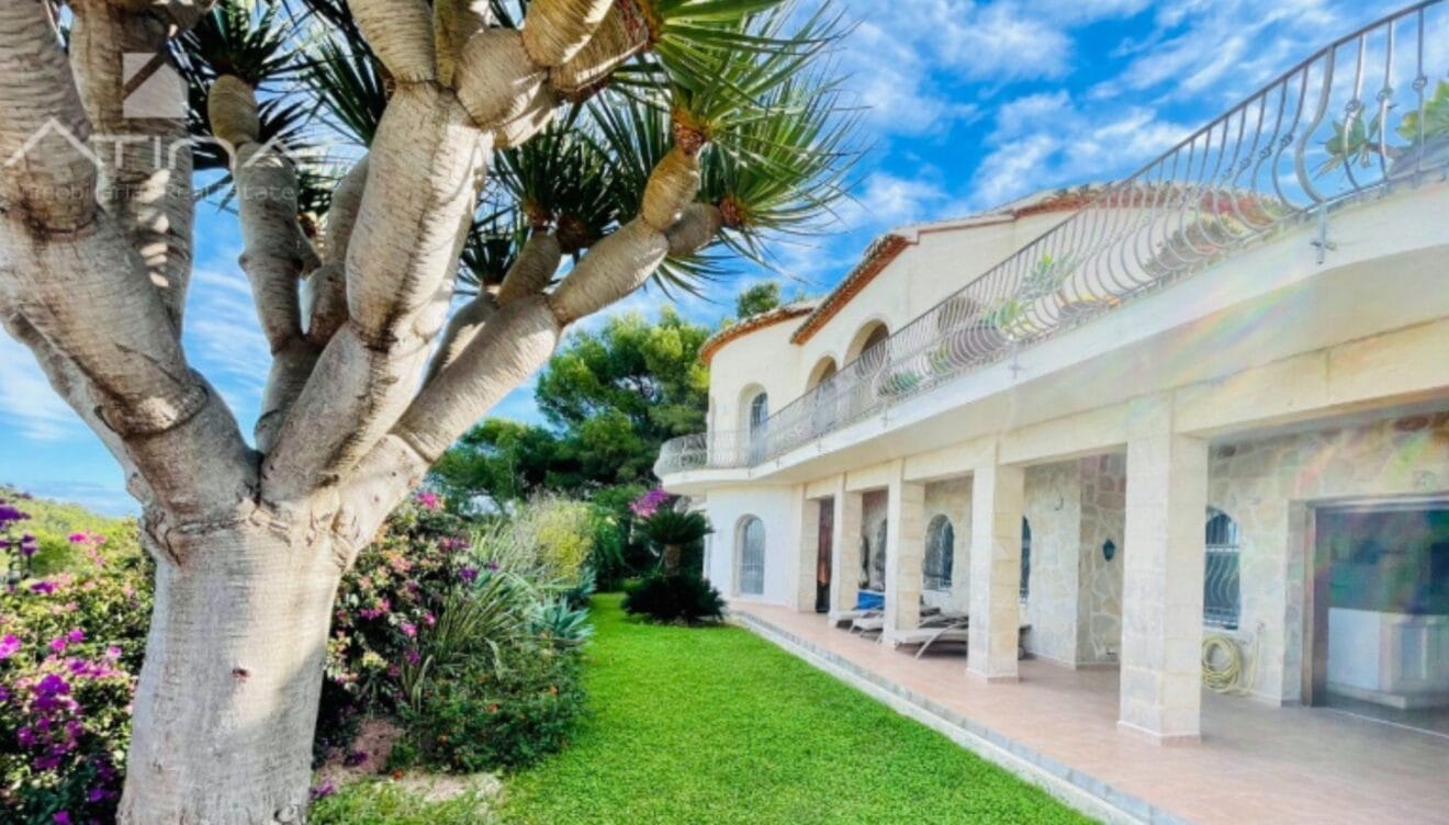 Villa rodeada de vegetación con vistas al mar