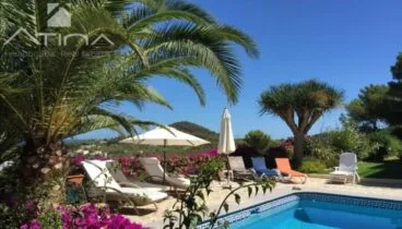 Zona de descanso junto a la piscina