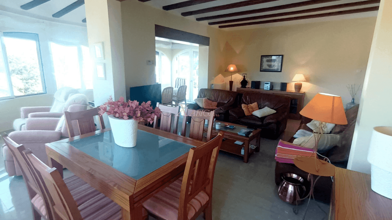 Zona del comedor junto al salón de estilo rústico