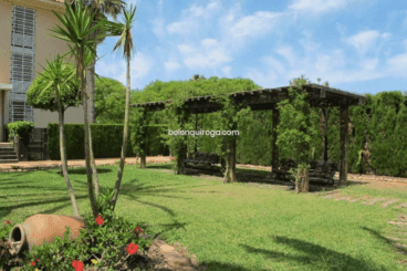 Zonas ajardinadas en el exterior de la vivienda