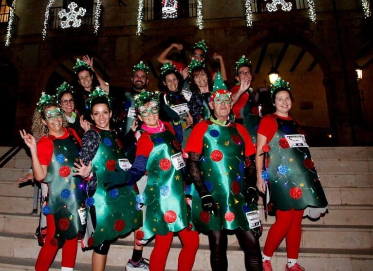 Algunos de los corredores del Llebeig disfrazados de árbol de Navidad