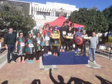 Atletas recogiendo el 2º premio en la Cursa del Roscón de Dénia