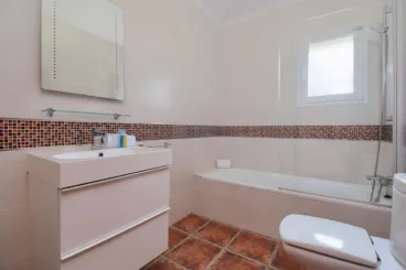 Baño con combinación de ducha y bañera