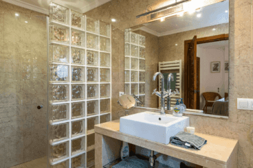 Baño equipado con plato de ducha