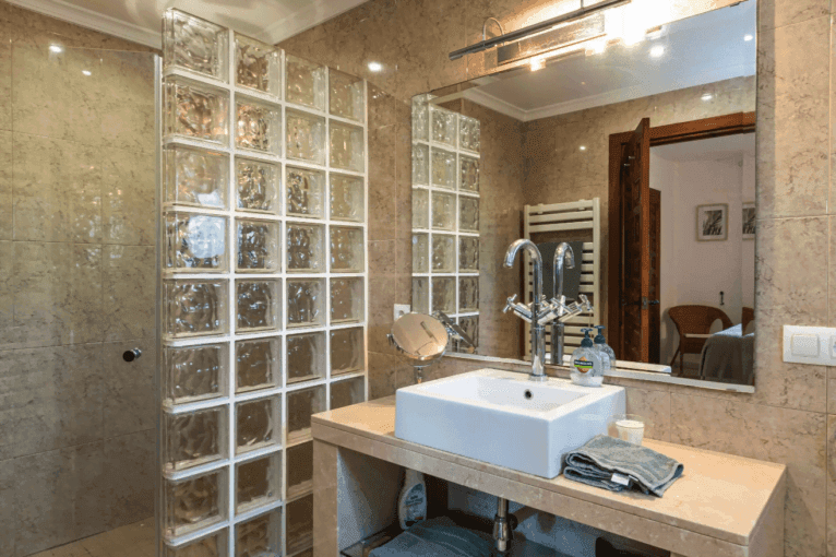Baño equipado con plato de ducha