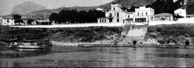 Imagen: Caleta del Racó o del Port en 1951 (talud que esconde el refugio de la Guerra Civil)