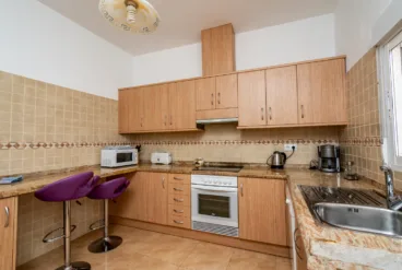 Cocina completamente equipada con barra y taburetes