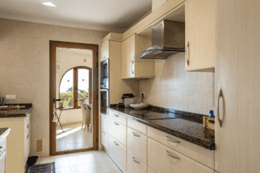 Cocina de estilo americano con vitrocerámica