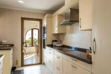 Cocina de estilo americano con vitrocerámica