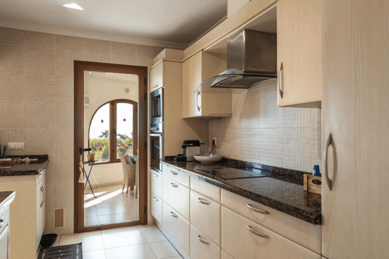 Cocina de estilo americano con vitrocerámica