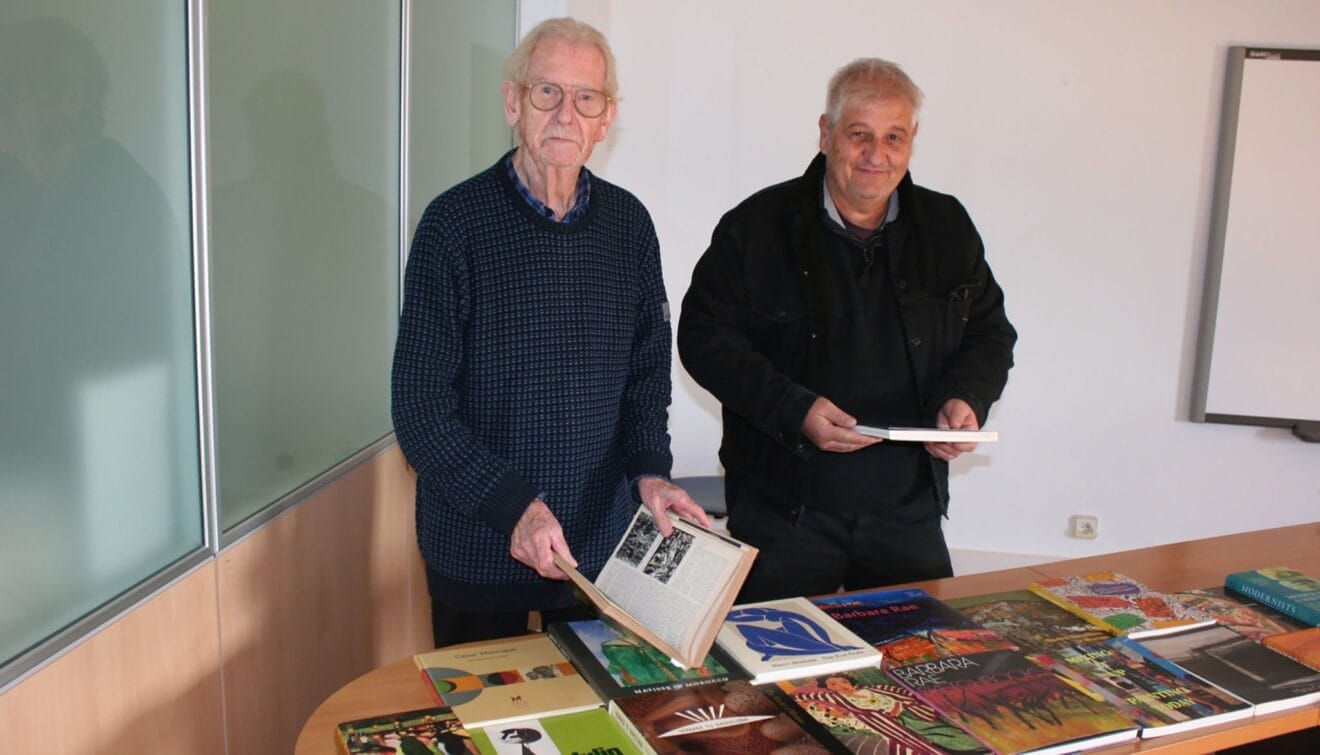 Colin Tofts hace entrega de la donación a la Biblioteca Pública