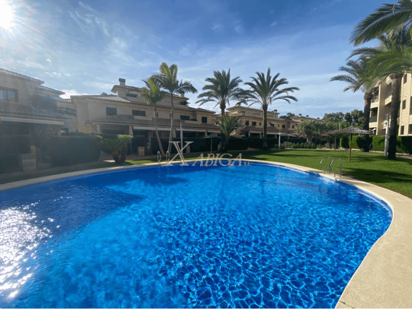 Complejo con dos grandes piscinas exteriores