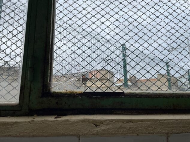 Imagen: Cristales rotos en el gimnasio del CEIP Mediterrània