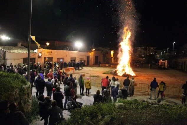 Imagen: Decenas de vecinos acuden al acto de la Cremà del Pi de Sant Antoni de Xàbia