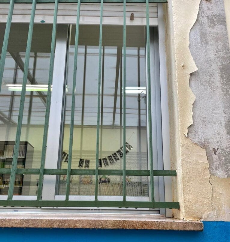 Descorches en las paredes del CEIP Mediterrània