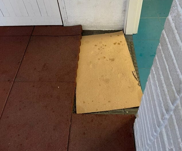 Imagen: Destrozos en el suelo de caucho del colegio tras el escape de gasoil de la caldera