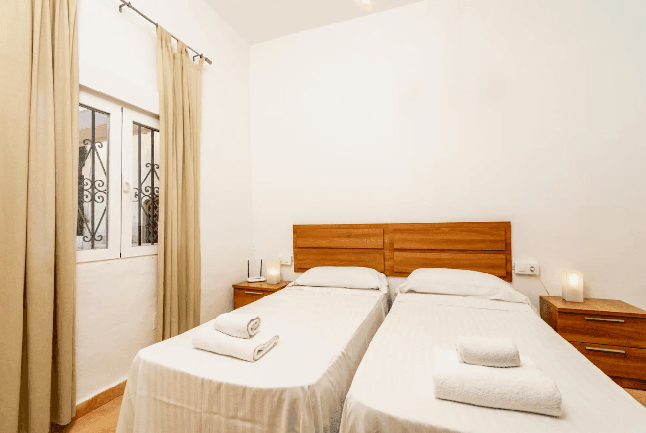 Dormitorio de la casa con dos camas individuales